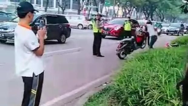 Meski Adi mengamuk, polisi tetap menilang motornya.