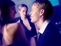 Pria Lebih Sering Berfantasi Threesome daripada Wanita, Benarkah?