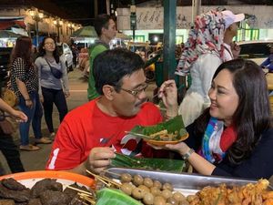 Romantisnya Djarot Saiful Hidayat dan Istri Saat Suap-suapan Nasi Gudeg di Jogja