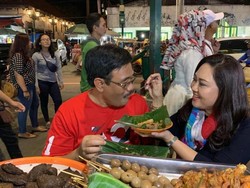 Romantisnya Djarot Saiful Hidayat dan Istri Saat Suap-suapan Nasi Gudeg di Jogja