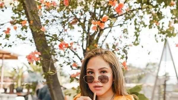 Gaya Seru Beauty Vlogger dan Sosialita, Paola Tobing Saat Cicip Makanan