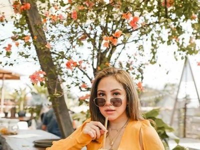 Gaya Seru Beauty Vlogger dan Sosialita, Paola Tobing Saat Cicip Makanan