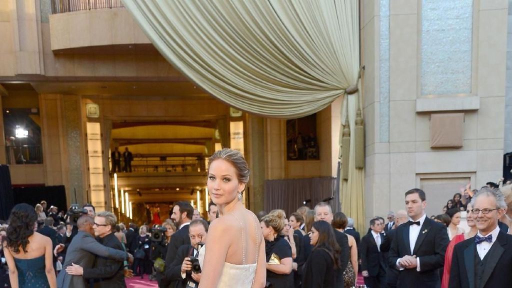 Bertunangan, Ini Momen Jennifer Lawrence Cantik Bergaun Putih Bak Pengantin