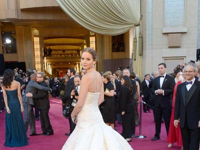 Bertunangan, Ini Momen Jennifer Lawrence Cantik Bergaun Putih Bak Pengantin