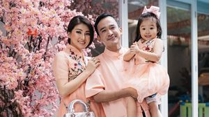 Gaya Kompak Keluarga Rayakan Imlek, Mana Favorit Bunda?