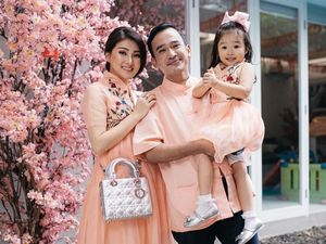 Gaya Kompak Keluarga Rayakan Imlek, Mana Favorit Bunda?