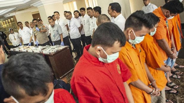 Para tersangka kasus peredaran obat tanpa izin.