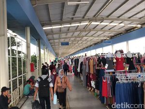 Petugas Arahkan Pejalan Kaki yang Masih Lewat di Jl Jatibaru ke Skybridge