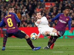 Sementara itu Bale cuma membuat 12 sentuhan di sepanjang sisa pertandingan. Sebuah percobaan dilakukan Bale juga tidak mengarah ke gawang Barca. Foto: Reuters