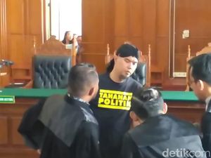 Gaya Ahmad Dhani di Sidang Perdana Berkaus Tahanan Politik