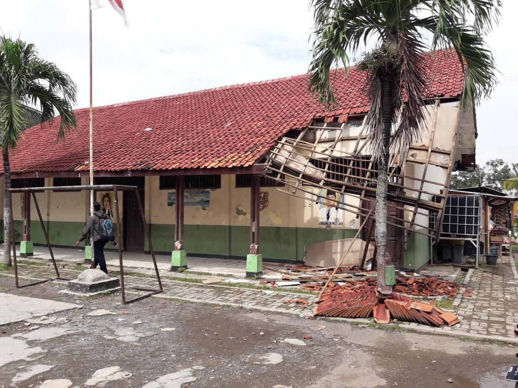 Atap Sekolah Runtuh, Siswa SD Cicau 01 Belajar di Kantor Desa Atap Sekolah Runtuh, Siswa SD Cicau 01 Belajar di Kantor Desa