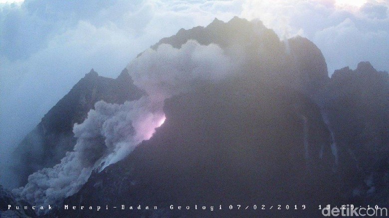 Petang Ini, Merapi Gugurkan Awan Panas Sejauh 2 Kilometer