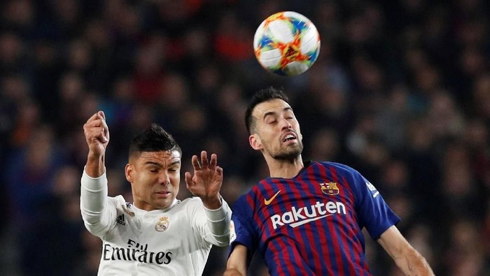 Soccer Football - Copa del Rey - Semi Final First Leg - FC Barcelona v Real Madrid - Camp Nou, Barcelona, Spain - February 6, 2019  Barcelonas Sergio Busquets in action with Real Madrids Casemiro               REUTERS/Sergio Perez