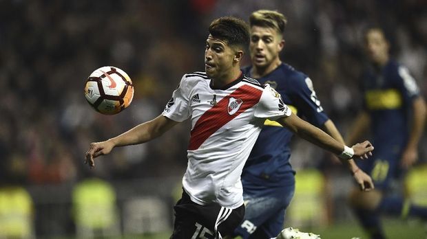Exequiel Palacios berdiskusi dengan pelatih River Plate Marcelo Gallardo saat tawaran dari Real Madrid datang.