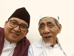 Dianggap Hina Ulama, Fadli Zon Posting Foto Bareng Mbah Moen