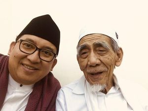Dianggap Hina Ulama, Fadli Zon Posting Foto Bareng Mbah Moen Dianggap Hina Ulama, Fadli Zon Posting Foto Bareng Mbah Moen