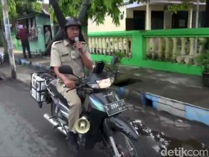 Unik, Petugas Ini Sosialisasi Pencegahan DB Pakai Helm Kepala Nyamuk