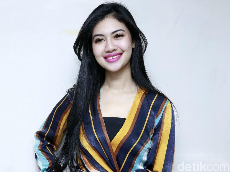 Ditembak Hotman Paris, Della Perez Kok Menolak?