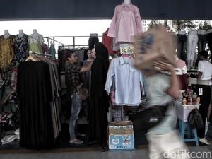 Melihat Aktivitas Para Pedagang di Skybridge Tanah Abang