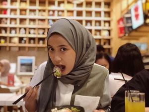 Pose Asyik Kulineran Indy, Sepupu Risa Saraswati yang Bisa Liat Hantu Pose Asyik Kulineran Indy, Sepupu Risa Saraswati yang Bisa Liat Hantu