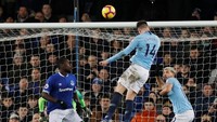 Memainkan laga Liga Inggris di Stadion Goodison Park, Kamis (7/2/2019) dinihari WIB, City memimpin di babak pertama berkat gol sundulan Aymeric Laporte di injury time. REUTERS/Phil Noble.