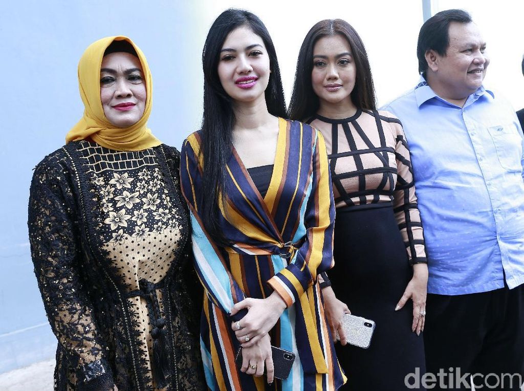 Ibunda Tegaskan Della Perez Berhijab Bukan Karena Cari jodoh Ibunda Tegaskan Della Perez Berhijab Bukan Karena Cari jodoh