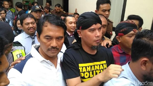 Berkaos Tahanan Politik Ahmad Dhani Jalani Sidang di Surabaya