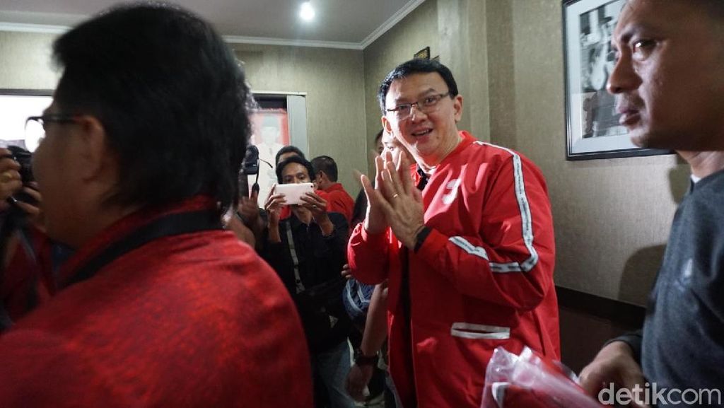 Momen Ahok Berjaket PDIP dan Pamer Kartu Anggota Momen Ahok Berjaket PDIP dan Pamer Kartu Anggota