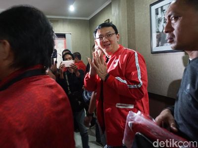 Momen Ahok Berjaket PDIP dan Pamer Kartu Anggota