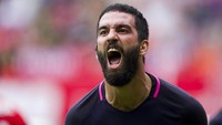 Meski jadi pemain penting di lapangan tengah Atletico Madrid, Arda Turan tetap dilepas ke Barcelona dengan biaya 41 juta euro pada tahun 2015. (Getty Images)