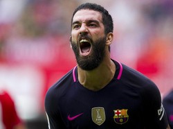 Tidak sedikit yang menyesalkan kepindahan Arda Turan ke Barcelona setelah bersinar di Atletico Madrid. Hijrah ke Catalan pada 2015, gelandang Turki itu gagal mendapatkan tempat di tim inti Barca. Turan dipinjamkan ke Istanbul Basaksehir setelah sama sekali tidak dimainkan di sepanjang 2017/18. Foto: Getty Images