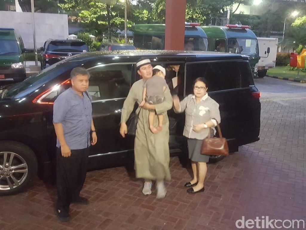 Elza Syarief Tegaskan KPU Tak Boleh Coret Mandala Shoji dari Caleg Elza Syarief Tegaskan KPU Tak Boleh Coret Mandala Shoji dari Caleg