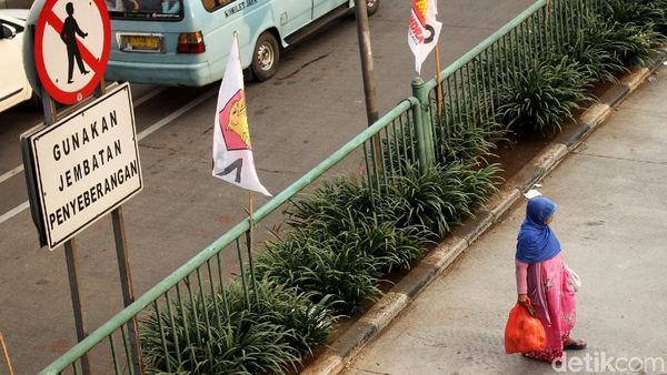 Warga Masih Nekat Menyeberang Sembarangan