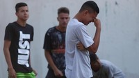Tangis mulai pecah di kompleks latihan Flamengo. Beberapa klub sepakbola lain mulai menyatakan berbela sungkawa, termasuk Flamengo sendiri. (Foto: Ricardo Moraes/Reuters)