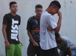 Tangis mulai pecah di kompleks latihan Flamengo. Beberapa klub sepakbola lain mulai menyatakan berbela sungkawa, termasuk Flamengo sendiri. (Foto: Ricardo Moraes/Reuters)