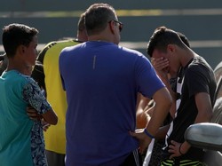 Para pemain muda Flamengo terlihat menangis, ketika nasib ke-10 korban kebakaran belum terindentifikasi sejauh ini. (Foto: Ricardo Moraes/Reuters)