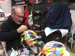 Melihat Pembuatan Helm Valentino Rossi, Dilukis Tangan!