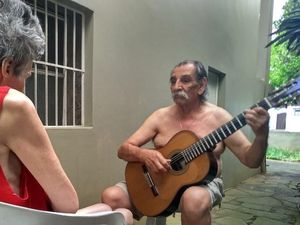 Kakek Ini Mainkan Gitar Setiap Hari Demi Istri Pengidap Alzheimer