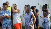 Para keluarga menunggu informasi soal daftar korban yang sejauh ini belum semua teridentifikais. (Foto: Ricardo Moraes/Reuters)