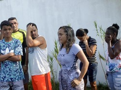 Para keluarga menunggu informasi soal daftar korban yang sejauh ini belum semua teridentifikais. (Foto: Ricardo Moraes/Reuters)
