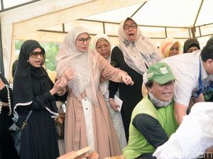 Tabah dan Tegarnya Marini Zumarnis di Pemakaman Sang Bunda Tabah dan Tegarnya Marini Zumarnis di Pemakaman Sang Bunda
