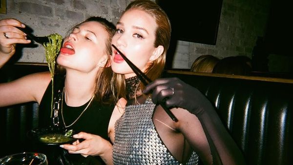 Behati Prinsloo Ternyata Hobi Berkebun dan Pamer Pose Minum