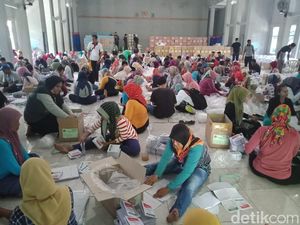 Berkah Pemilu, Emak-emak Pangandaran Jadi Pelipat Surat Suara