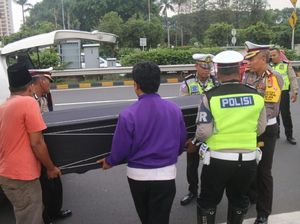 Ambulans Pecah Ban, Dirlantas Polda Metro Bantu Pindahkan Keranda