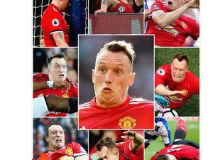 Kasihan Phil Jones, Di-Bully Netizen Usai Teken Kontrak Baru di MU Kasihan Phil Jones, Di-Bully Netizen Usai Teken Kontrak Baru di MU