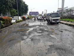 Jalan Berlubang di Kalimalang, Wali Kota Bekasi: Sabar Aja