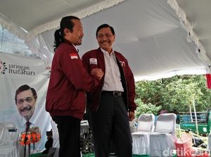 Temui Nelayan dan Dapat Jaket 01 di Rembang, Luhut: Saya Tak Kampanye