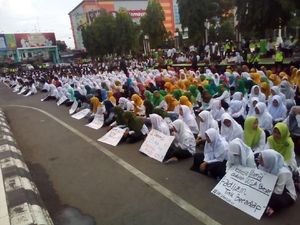 Massa Santri Kudus Protes Puisi Fadli, Zikir dan Selawat Dilantunkan Massa Santri Kudus Protes Puisi Fadli, Zikir dan Selawat Dilantunkan