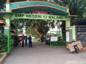 4 Siswa Dikeluarkan, Wali Murid dan DPRD Datangi SMPN 13 Malang 4 Siswa Dikeluarkan, Wali Murid dan DPRD Datangi SMPN 13 Malang