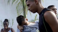 Situasi itu membuat para pemain muda Flamengo mengangis tak keruan. Satu telah teridentifikasi yakni Christian Esmerio, kiper belia Flamengo dan Timnas Brasil U-15 yang menjadi korban. (Foto: Ricardo Moraes/Reuters)